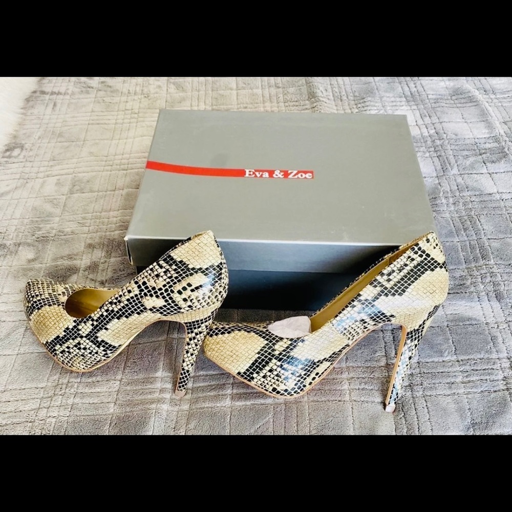 NWT Eva & Zoe Snake skin print heels